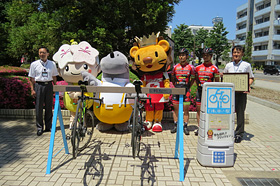 宇都宮市へのスポーツバイク用駐輪ラックの寄贈イメージ